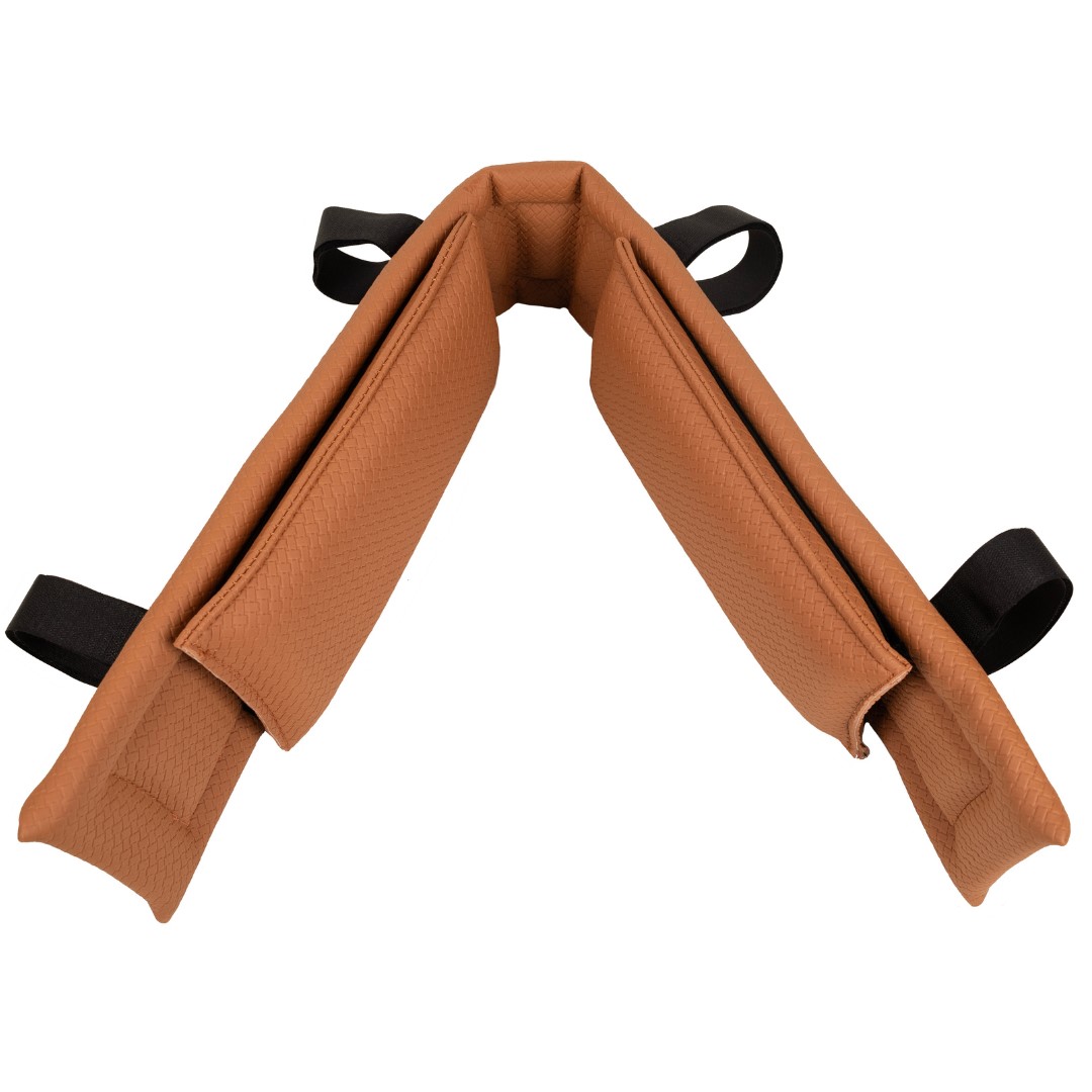 Almofada de apoio castanha com alças pretas sobre fundo branco