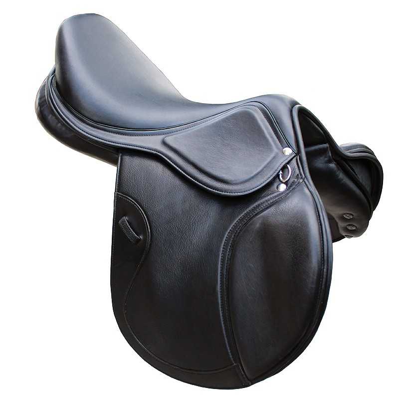 Sela de equitação preta em couro, vista lateral, em fundo branco.