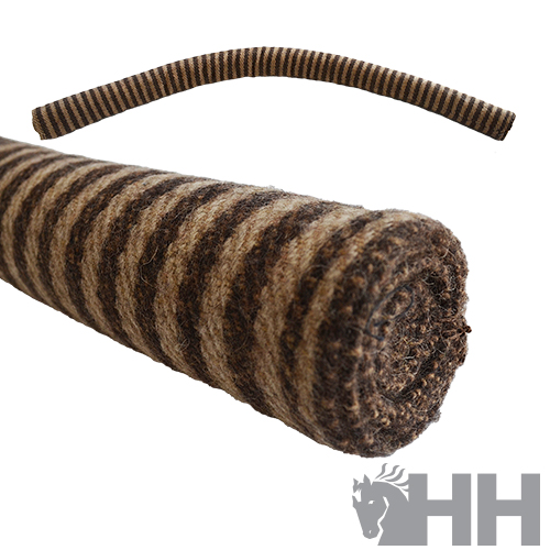 Rolo de tecido castanho e bege às riscas enrolado