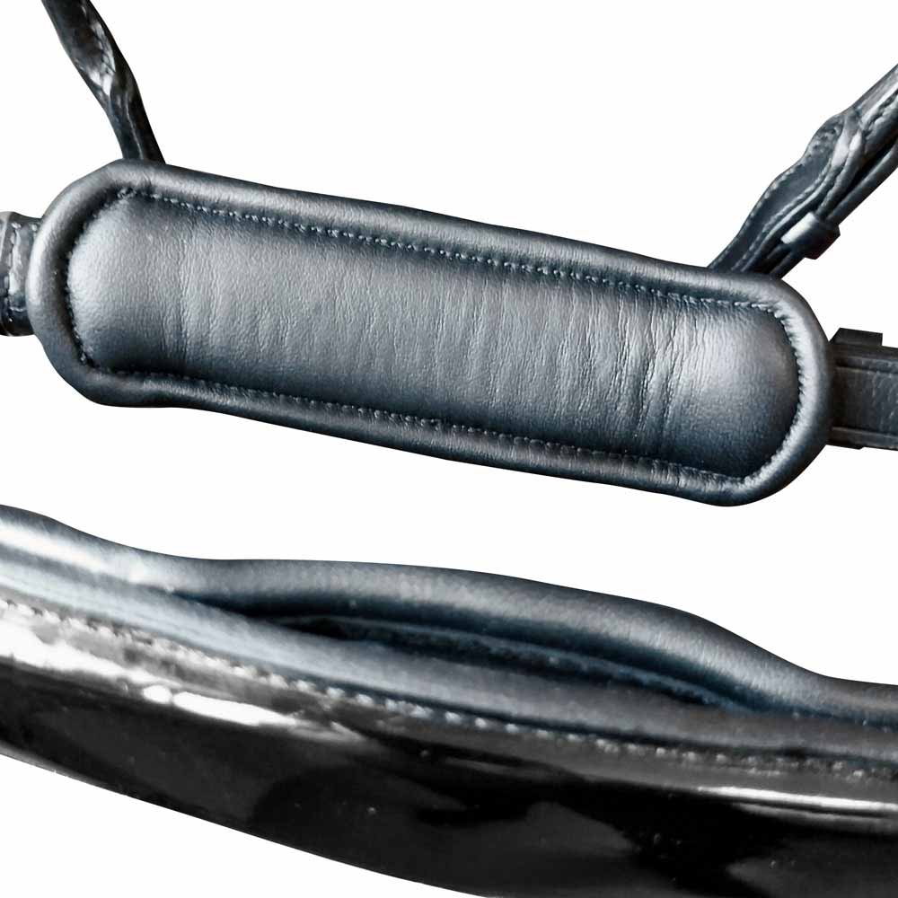 Peitoral de cabedal preto acolchoado com costuras em fundo branco