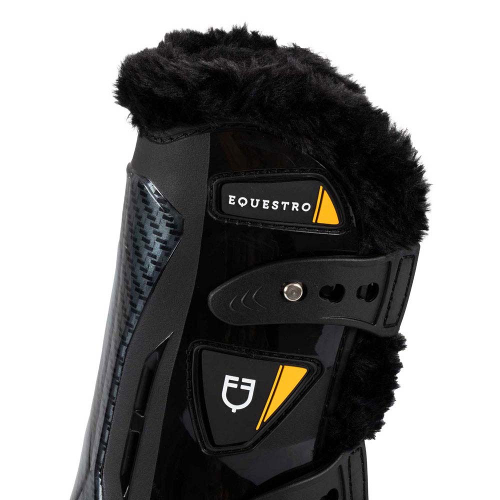 Protector para equitação preto com interior forrado peludo e marca EQUESTRO