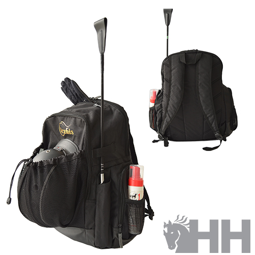 Mochila preta com compartimentos de rede e duas alças acolchoadas.