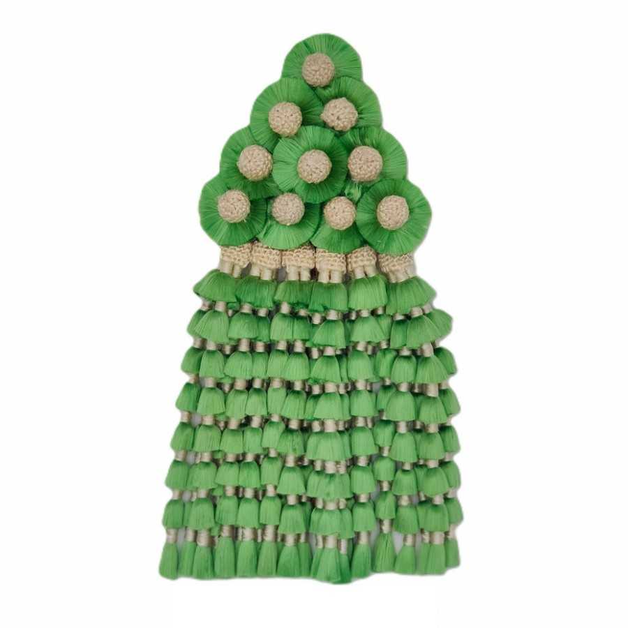 pendente decorativo triangular com franjas verdes e detalhes bege