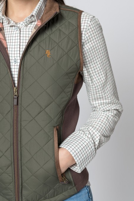 Colete acolchoado verde com camisa de manga comprida de quadrícula e calças jeans