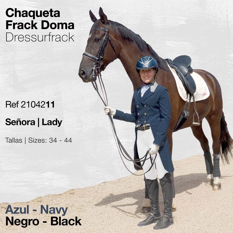 Pessoa com roupa de equitação azul marinho e capacete segurando rédeas de cavalo castanho