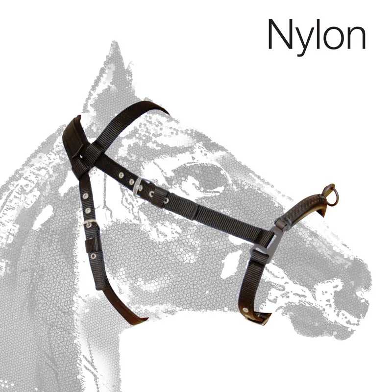 Cabresto negro de nylon com detalhes em couro castanho sobre ilustração de cabeça de cavalo cinzenta