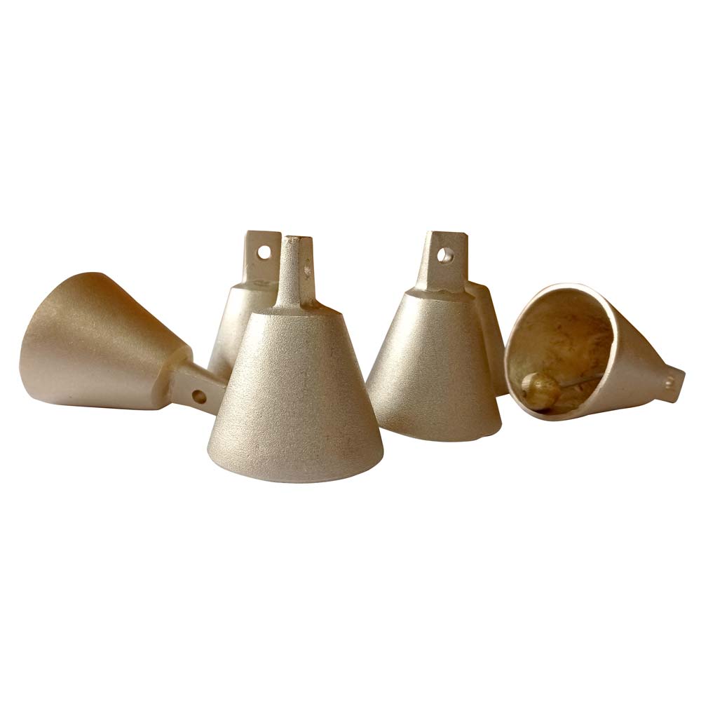 Conjunto de seis sinos de metal dourado com acabamento mate e formato cónico.
