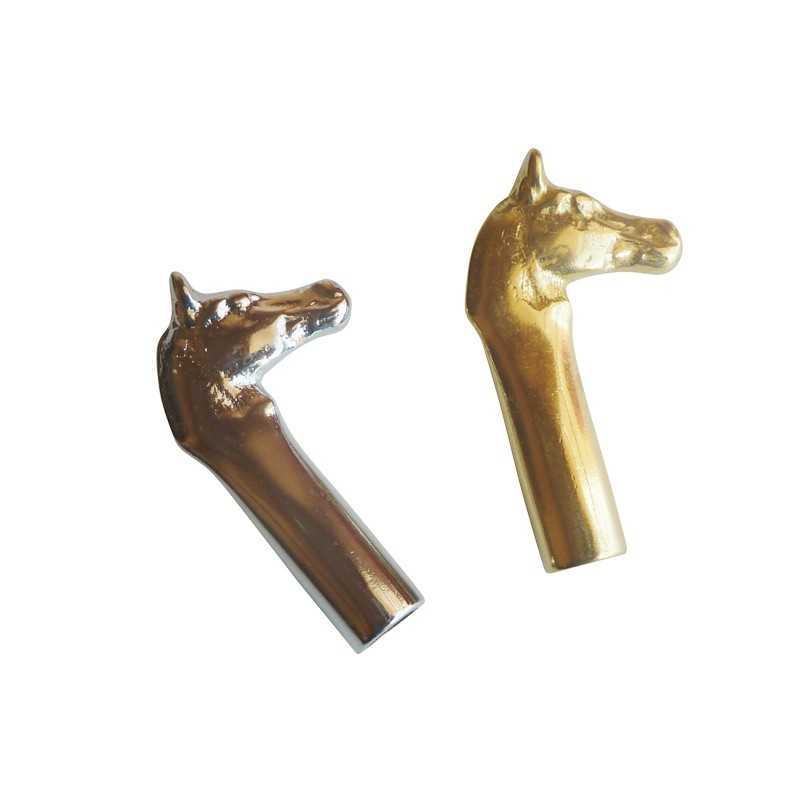 Dois puxadores em forma de cabeça de cavalo, dourado e castanho brilhante.