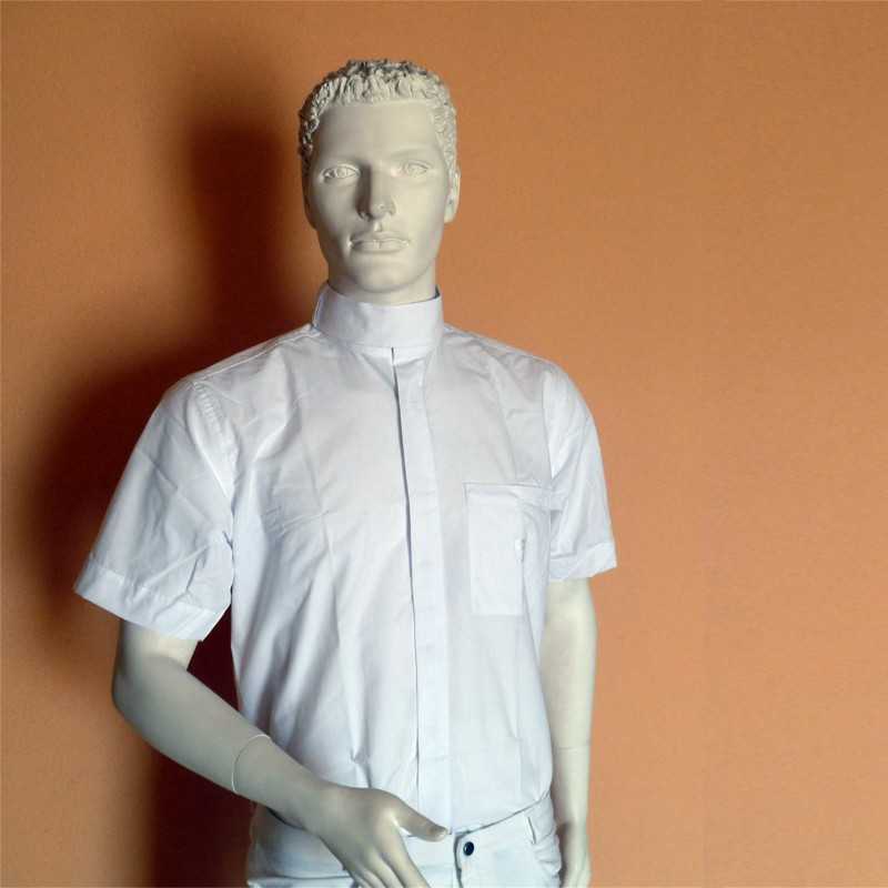 Manequim veste camisa branca gola padre e manga curta