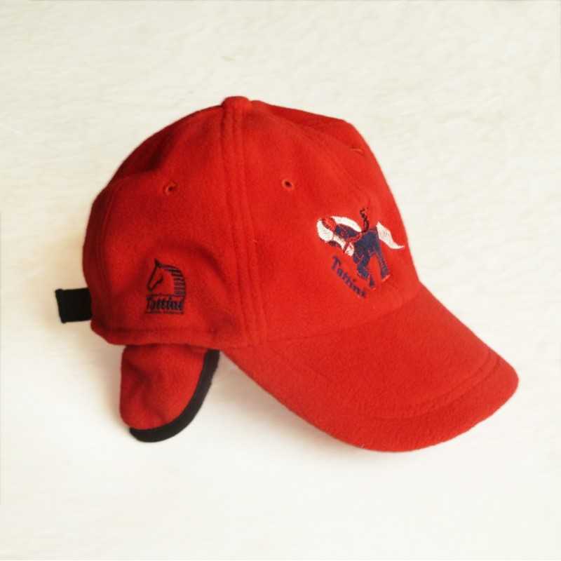 Boné vermelho com bordados e orelheiras