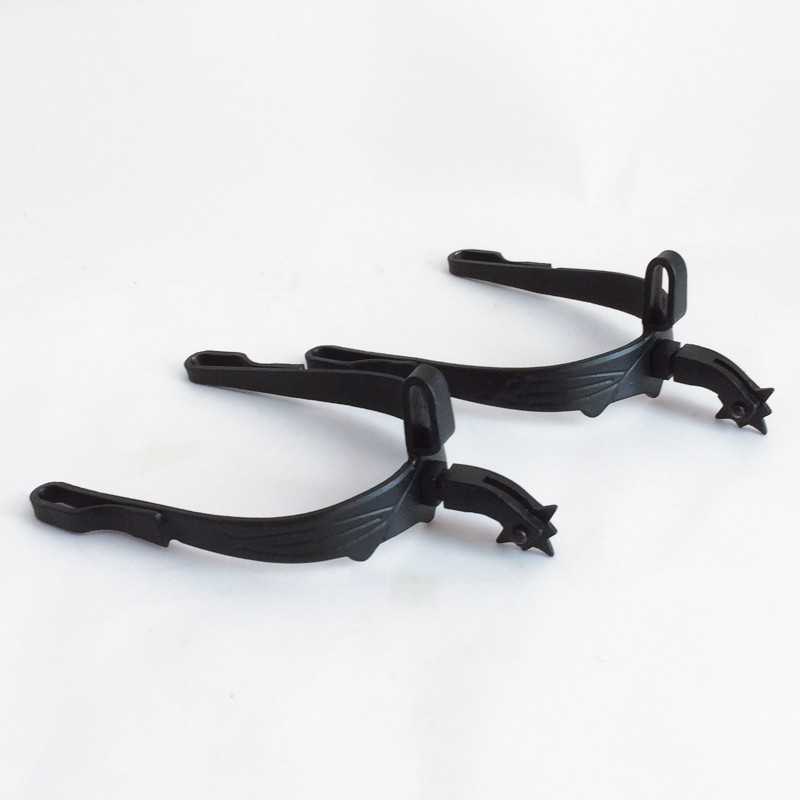 Par de esporas pretas sobre fundo branco