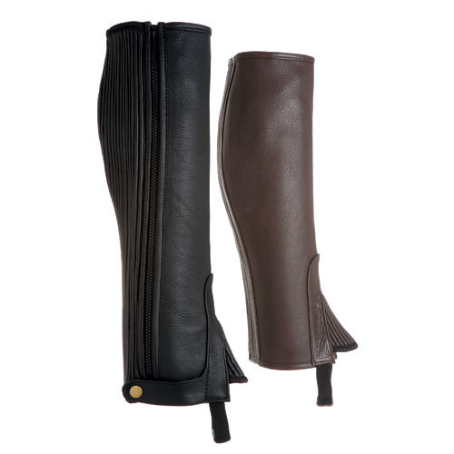 Par de polainas de couro em preto e castanho com fecho e botão metálico.