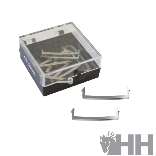 Grampos metálicos prateados em caixa de plástico transparente e preta com logótipo HH