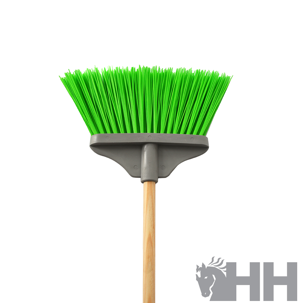 Vassoura com cerdas verdes, base cinzenta e cabo de madeira