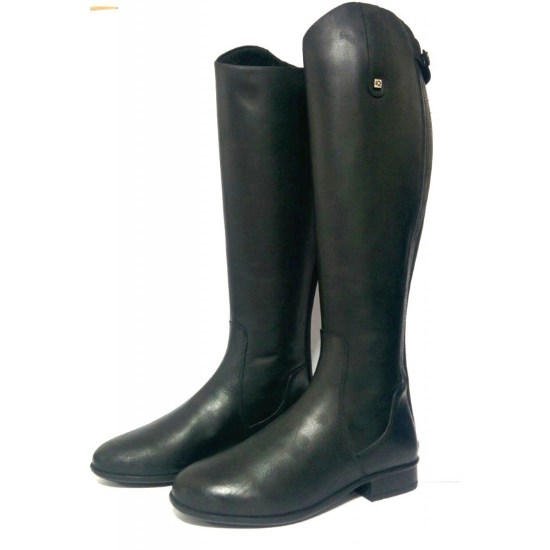 Botas altas pretas em couro liso com sola e salto baixos