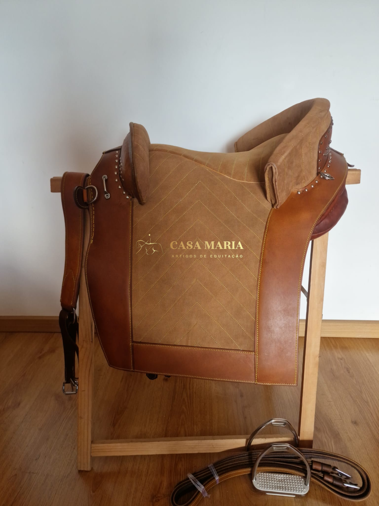 Sela equestre em couro castanho e tecido camurça bege com logótipo CASA MARIA