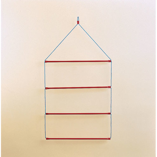 Estrutura suspensa com prateleiras vermelhas e suporte azul pendurada na parede