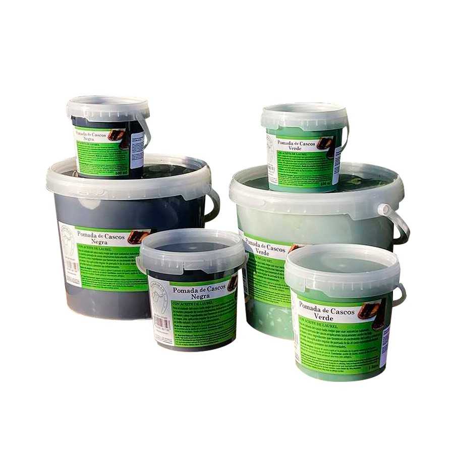 Baldes de plástico com pomada de cascos Negra e Verde em fundo branco