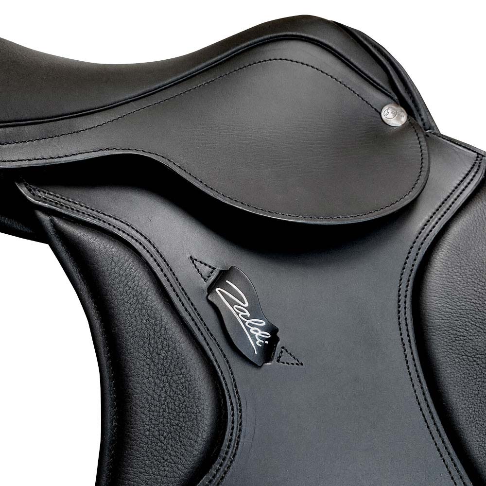 Sela de cavalo em couro preto com etiqueta 'Valli'