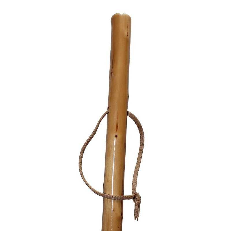 Cajado de madeira claro com cordão de cordeiro amarrado