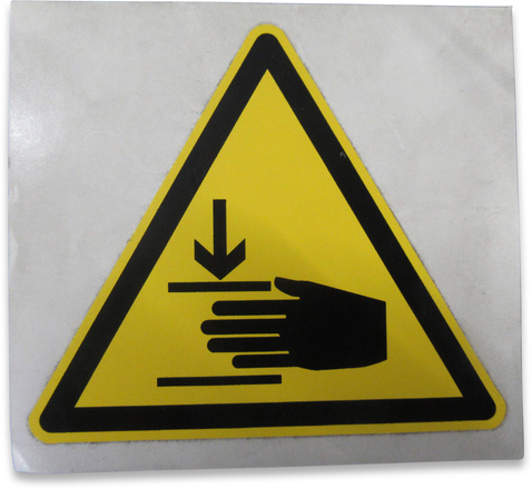 Placa triangular de sinalização amarela com borda preta e um ícone preto de mão e seta