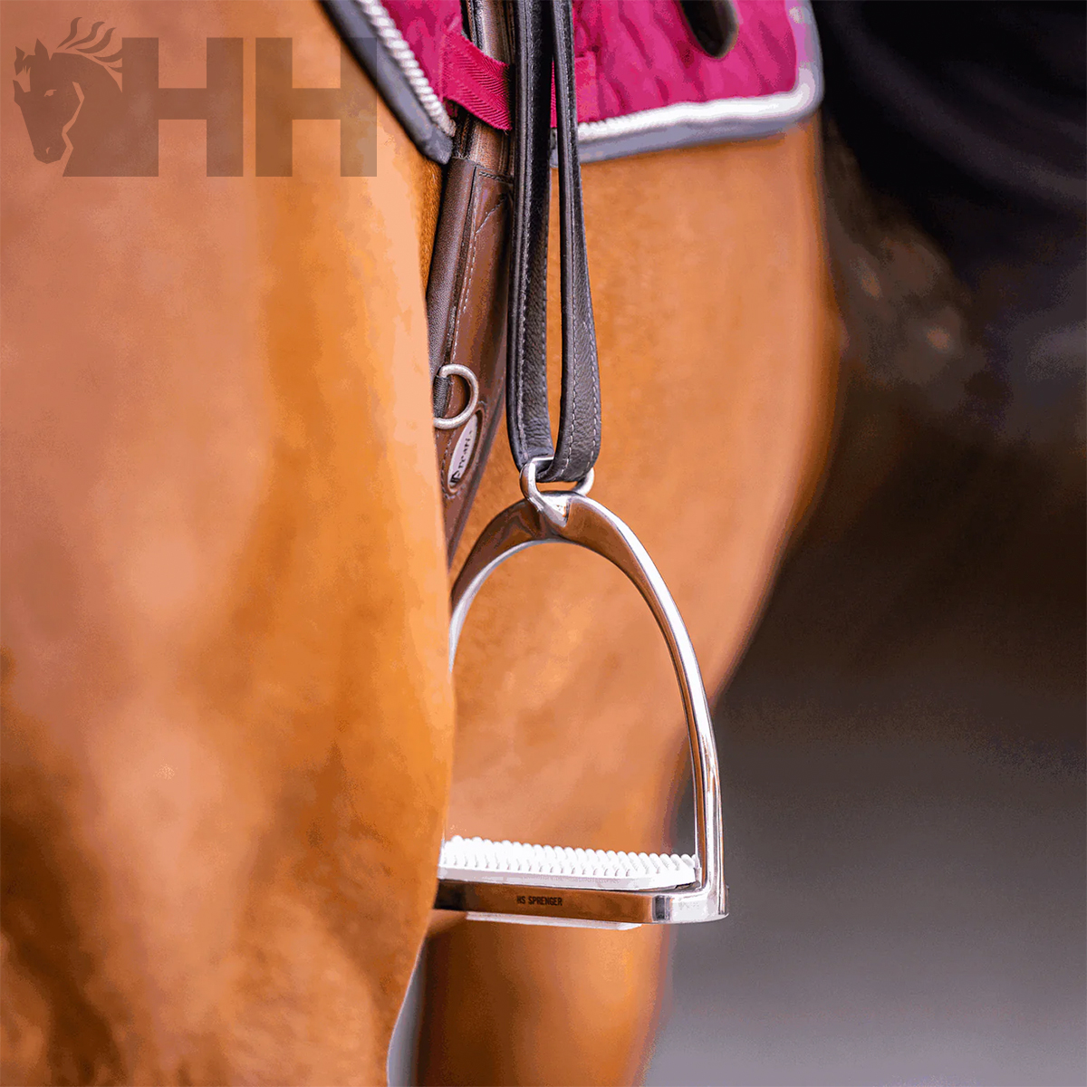 perna de cavalo com sela e estribo metálico prateado