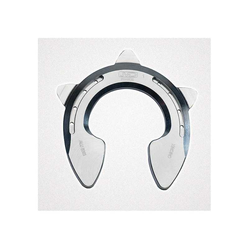 Ferradura metálica prateada com detalhes cortantes para cavalo sobre fundo branco