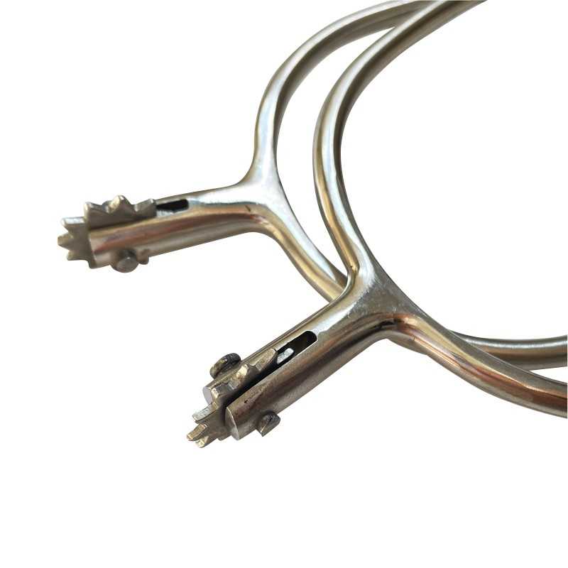 Duas ferramentas circulares metálicas ajustáveis com dentes e rodas para ajuste