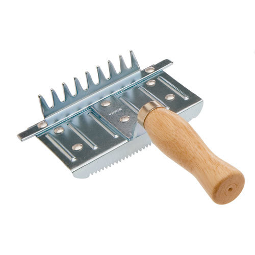 Ferramenta metálica para apanha de azeitonas com punho de madeira clara