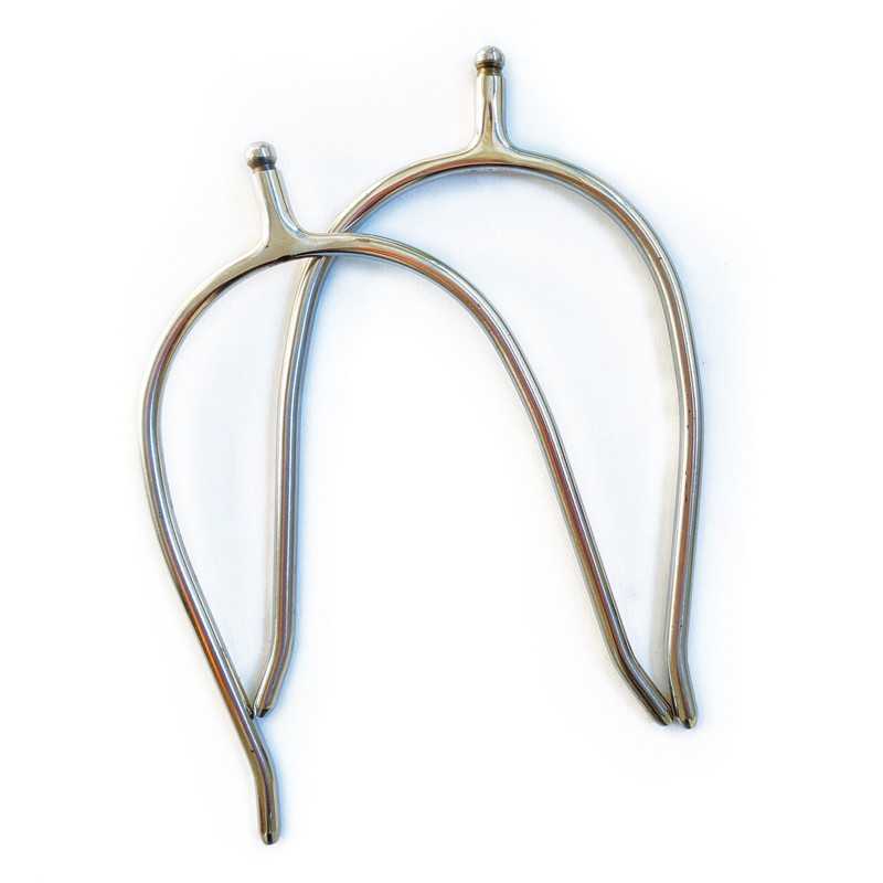 Dois esporas metálicas prateadas em fundo branco