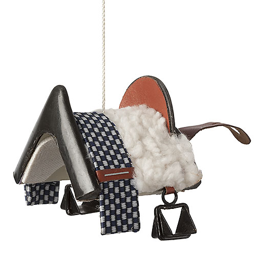 Ornamento pendurado em forma de sela de cavalo com padrão xadrez e texturas diversas