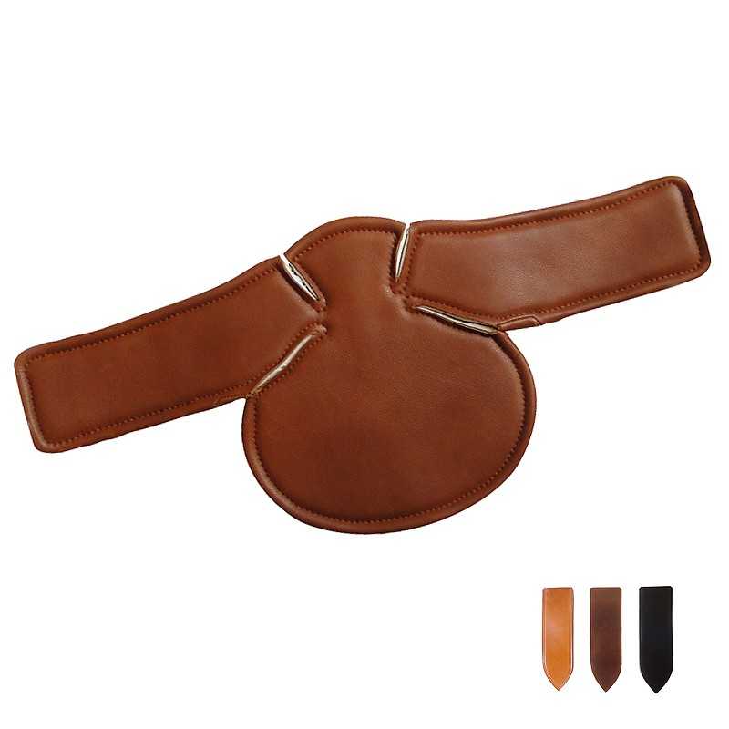 Produto em pele castanha acolchoada com duas extensões laterais e três outras peças de pele coloridas