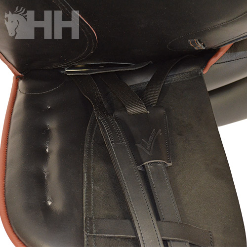 Sela de equitação em couro preto com tiras e logotipo HH branco