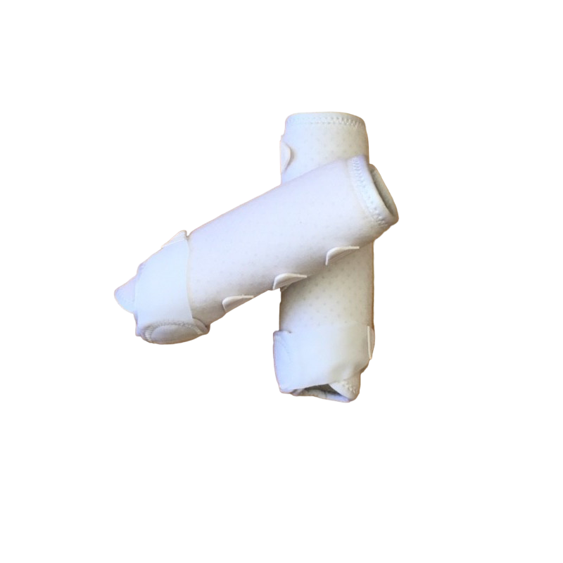 Protetores acolchoados brancos para braços com fechos em velcro e textura pontilhada