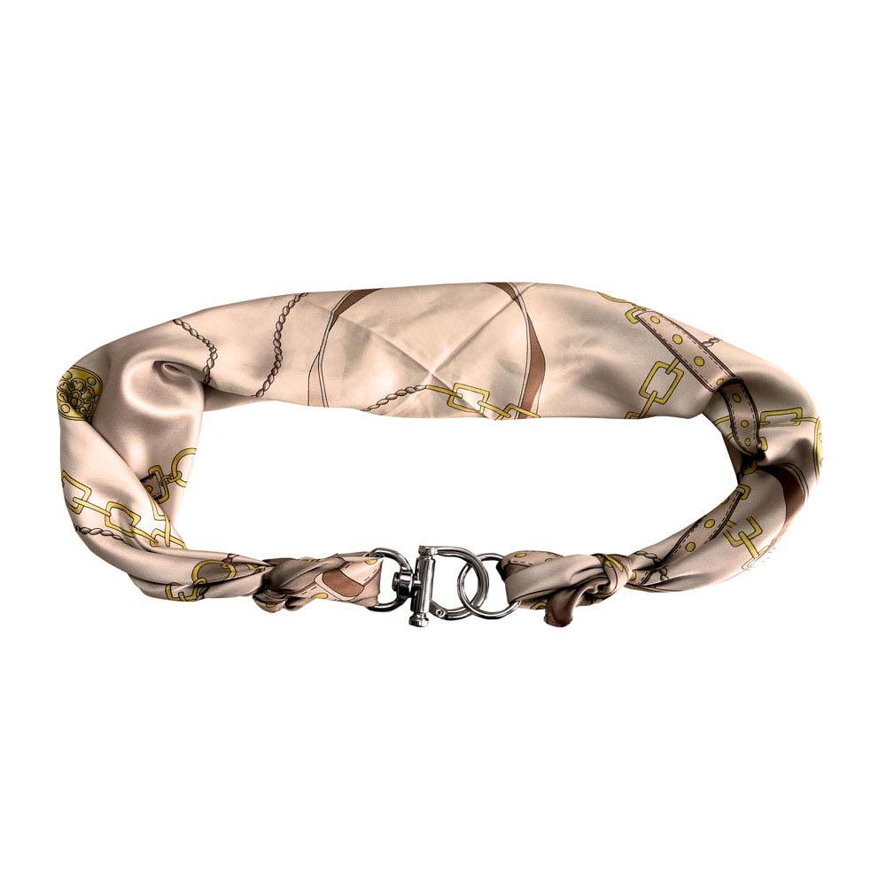 Colar estilo lenço em tecido acetinado com padrão de correntes e fivelas em tons castanhos e dourado.