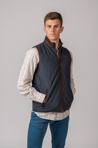 Homem com colete acolchoado azul e camisa quadriculada