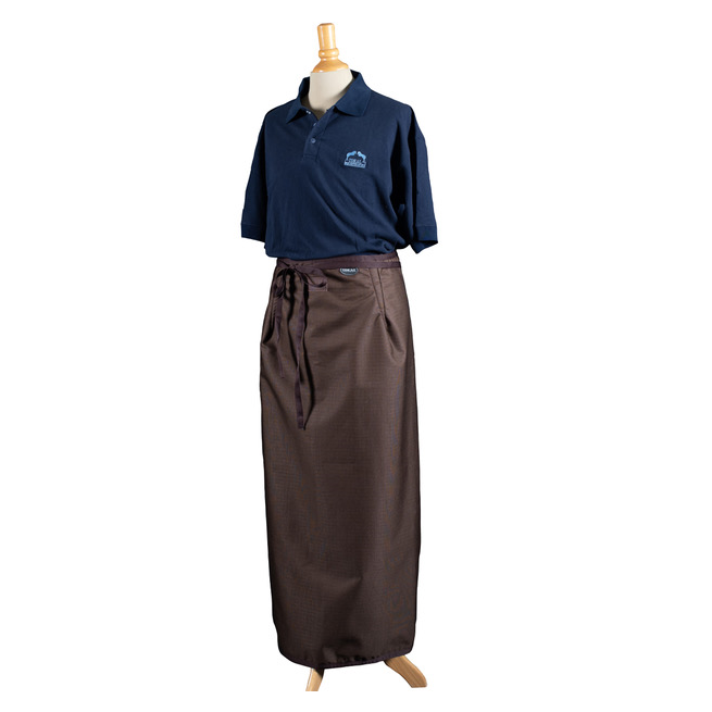 Conjunto de camisa polo azul escura com logótipo branco e saia comprida castanha com cordão na cintura.