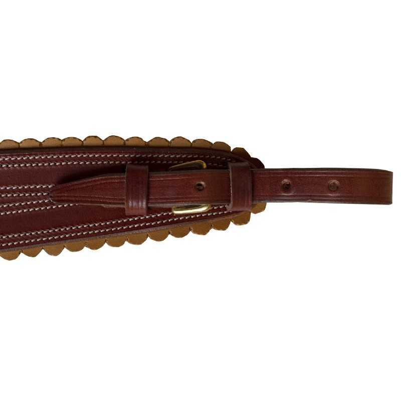 Cinto castanho em pele com fivela metálica