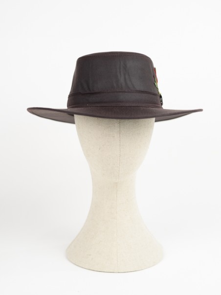 Chapéu fedora castanho escuro em pele num manequim branco