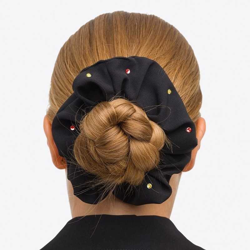 Condicionador de cabelo preto com detalhes coloridos prendendo um coque trançado.