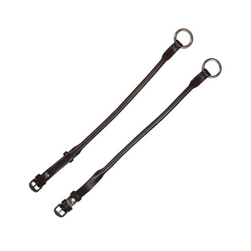 Dois cabrestos de couro pretos com fivelas metálicas e argolas de metal