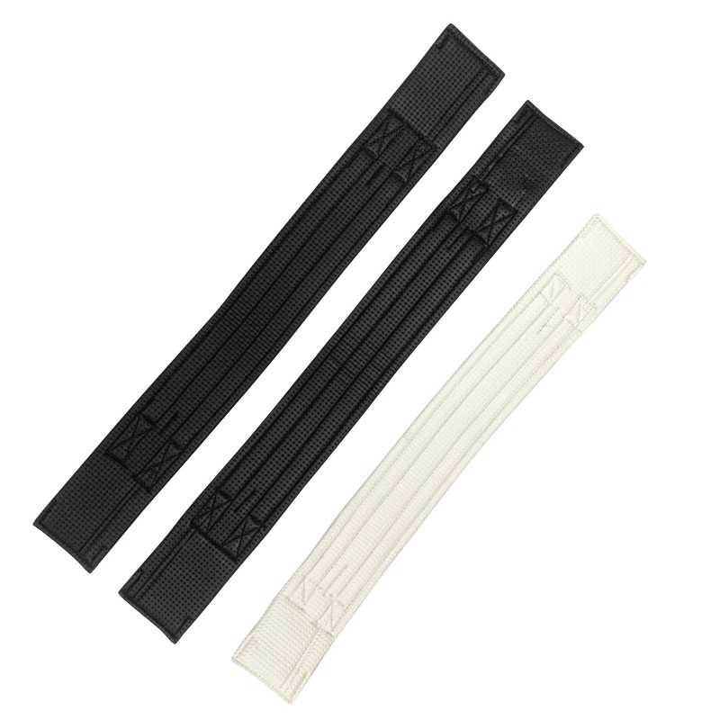 Três faixas têxteis ajustáveis, duas pretas e uma branca, em fundo branco.