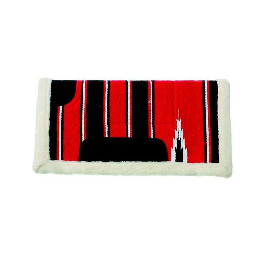 Tapete retangular com padrão geométrico em vermelho, preto, branco e bege, com bordas felpudas.