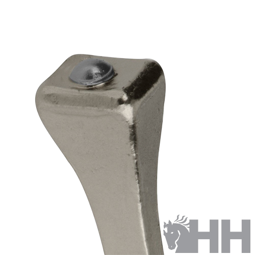 Peça metálica cromada com botão prateado e logótipo HH num fundo branco