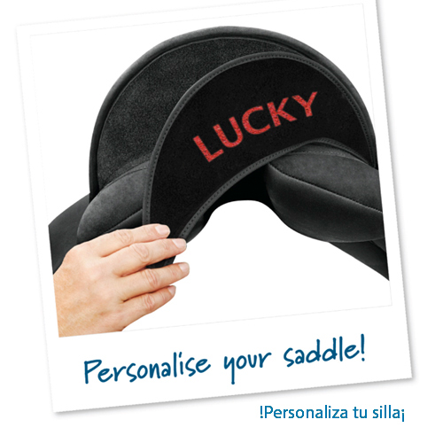 Sela de cavalo preta com acessório personalizado a palavra LUCKY em vermelho