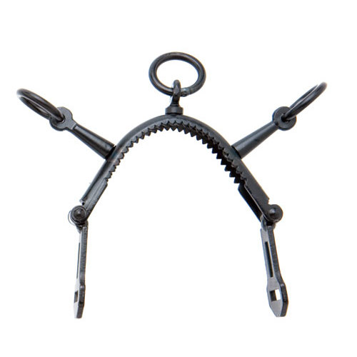 Dispositivo de metal preto com dentes em arco e argolas