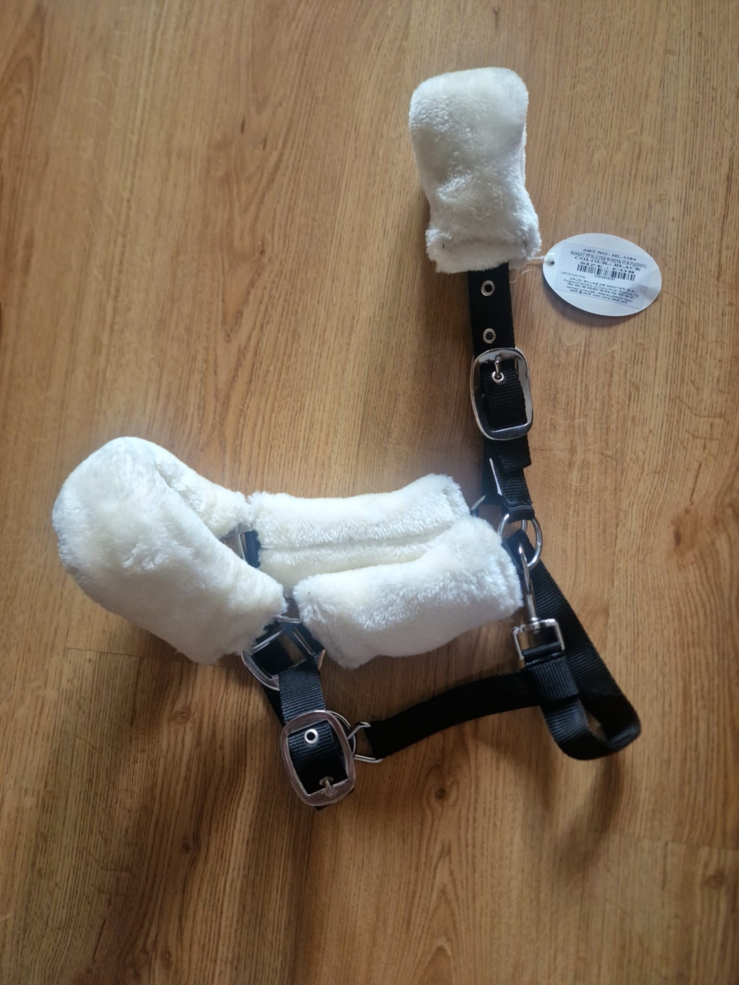 Arreio preto com revestimento branco macio sobre madeira clara