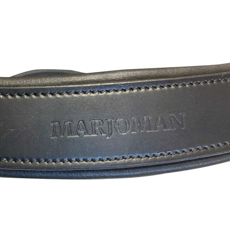 Cinta preta de couro com o nome MARJOMAN gravado