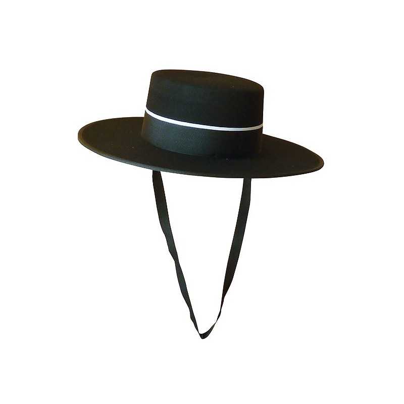 Chapéu preto com faixa branca e fitas pretas