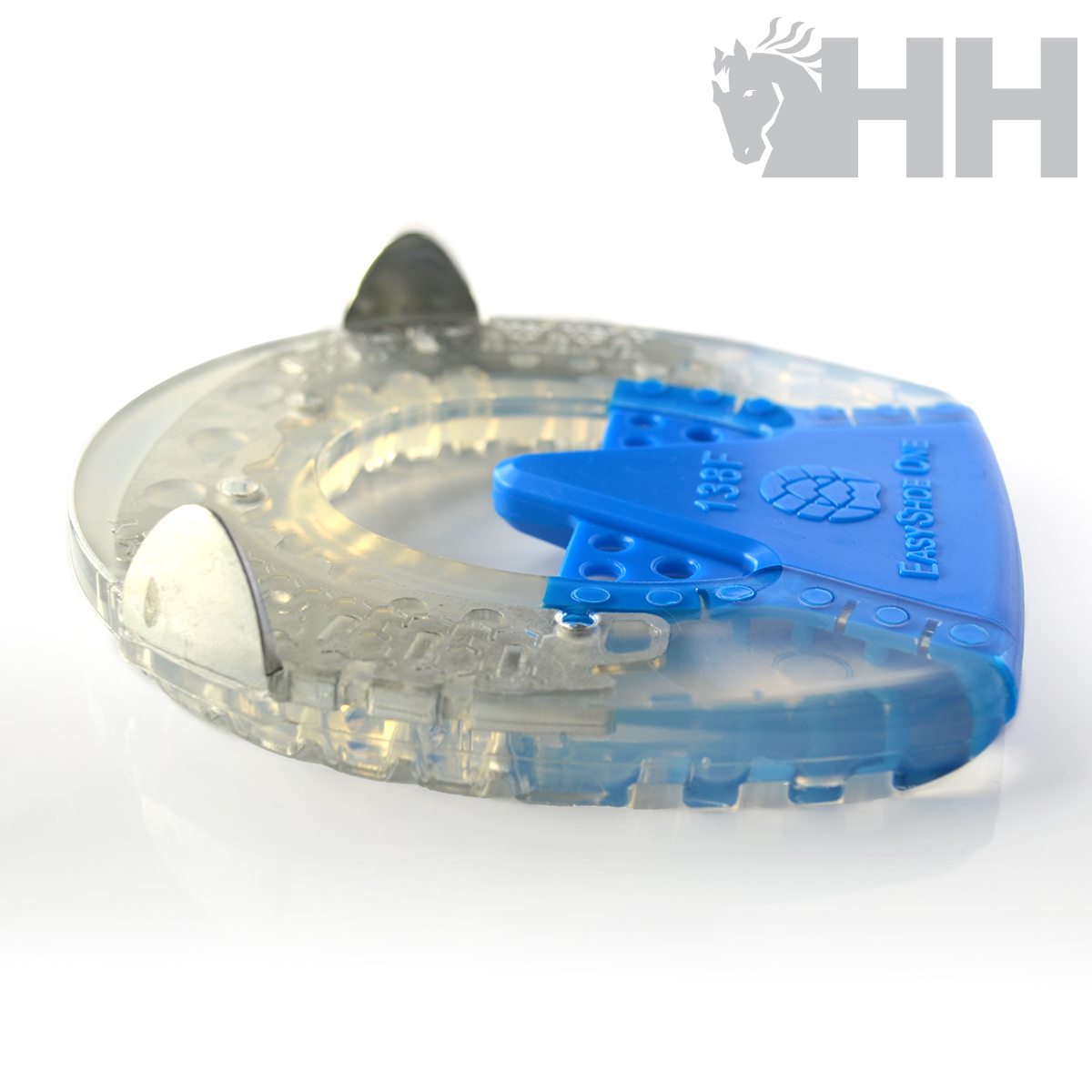 Produto plástico transparente com peça azul e três aletas metálicas